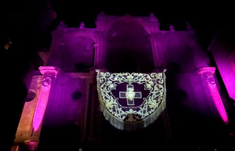 VIDEOMAPPING BANDERIN RESCATE GRANADA Banderín de la Hermandad del Rescate proyectado en la Catedral de Granada