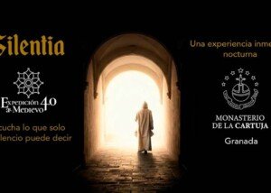 Cartel de Silentia: un monje cartujo camina bajo un arco hacia la luz